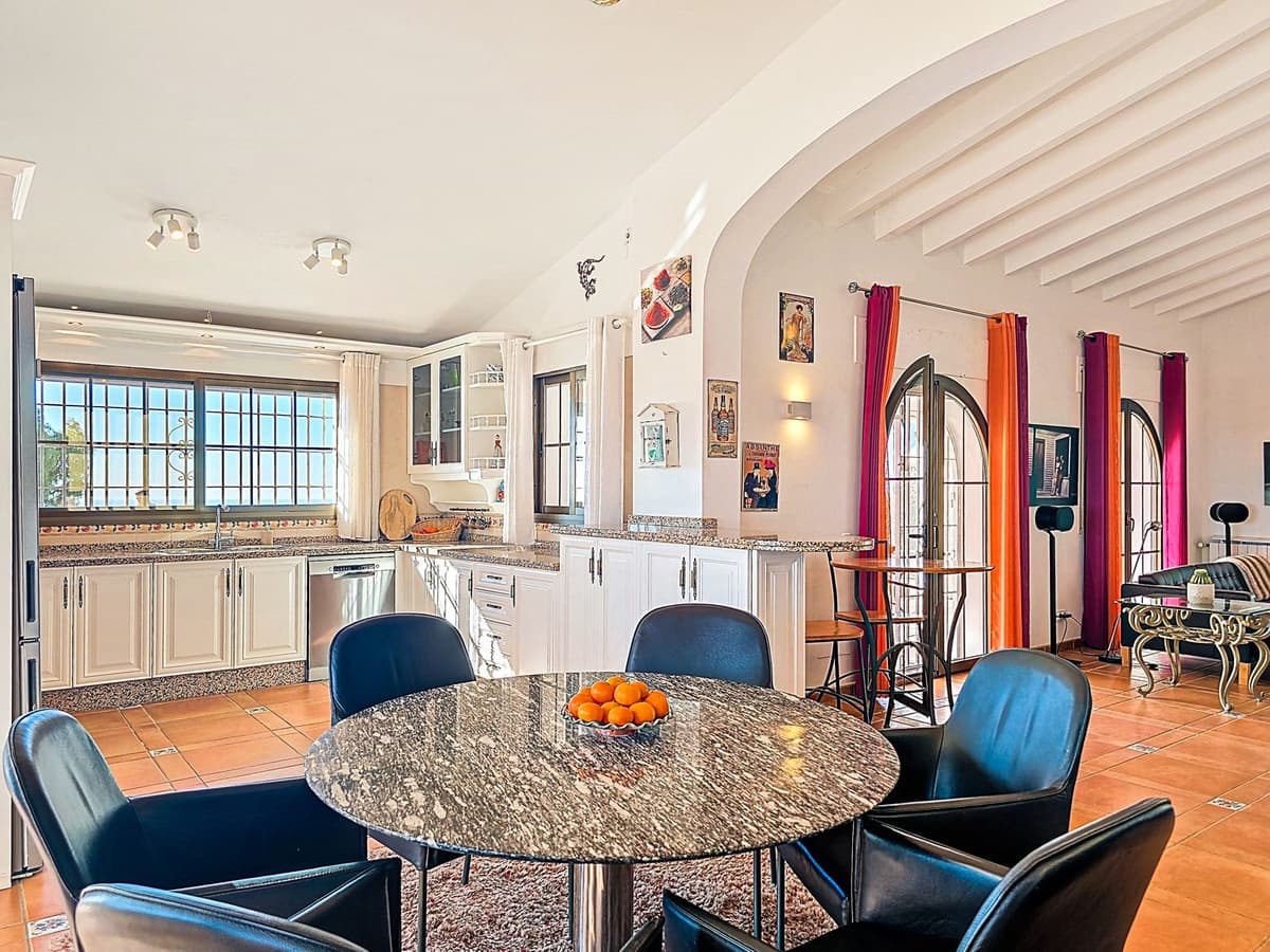 Chalet de 5 habitaciones en Sayalonga en venta con piscina garaje - 775.000 € (Ref: 9783271)