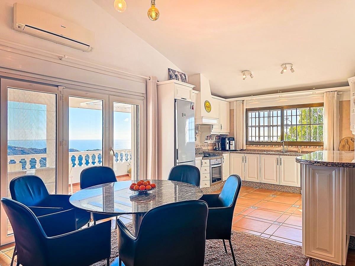 Chalet de 5 habitaciones en Sayalonga en venta con piscina garaje - 775.000 € (Ref: 9783271)