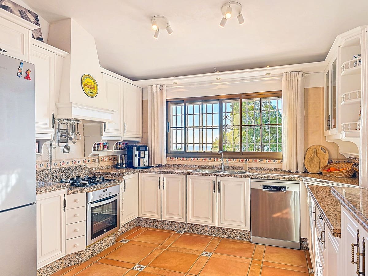 Chalet de 5 habitaciones en Sayalonga en venta con piscina garaje - 775.000 € (Ref: 9783271)