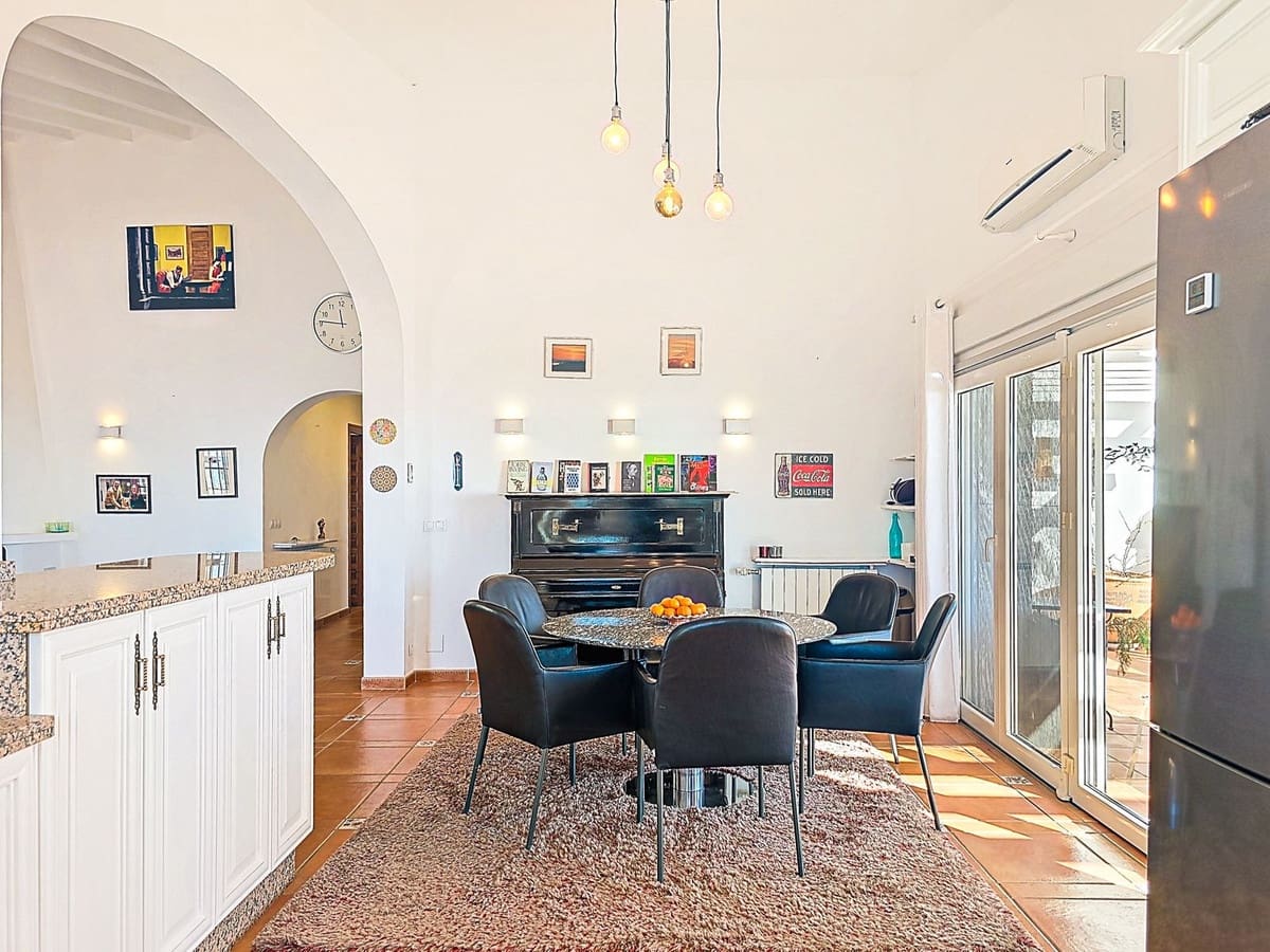 Chalet de 5 habitaciones en Sayalonga en venta con piscina garaje - 775.000 € (Ref: 9783271)