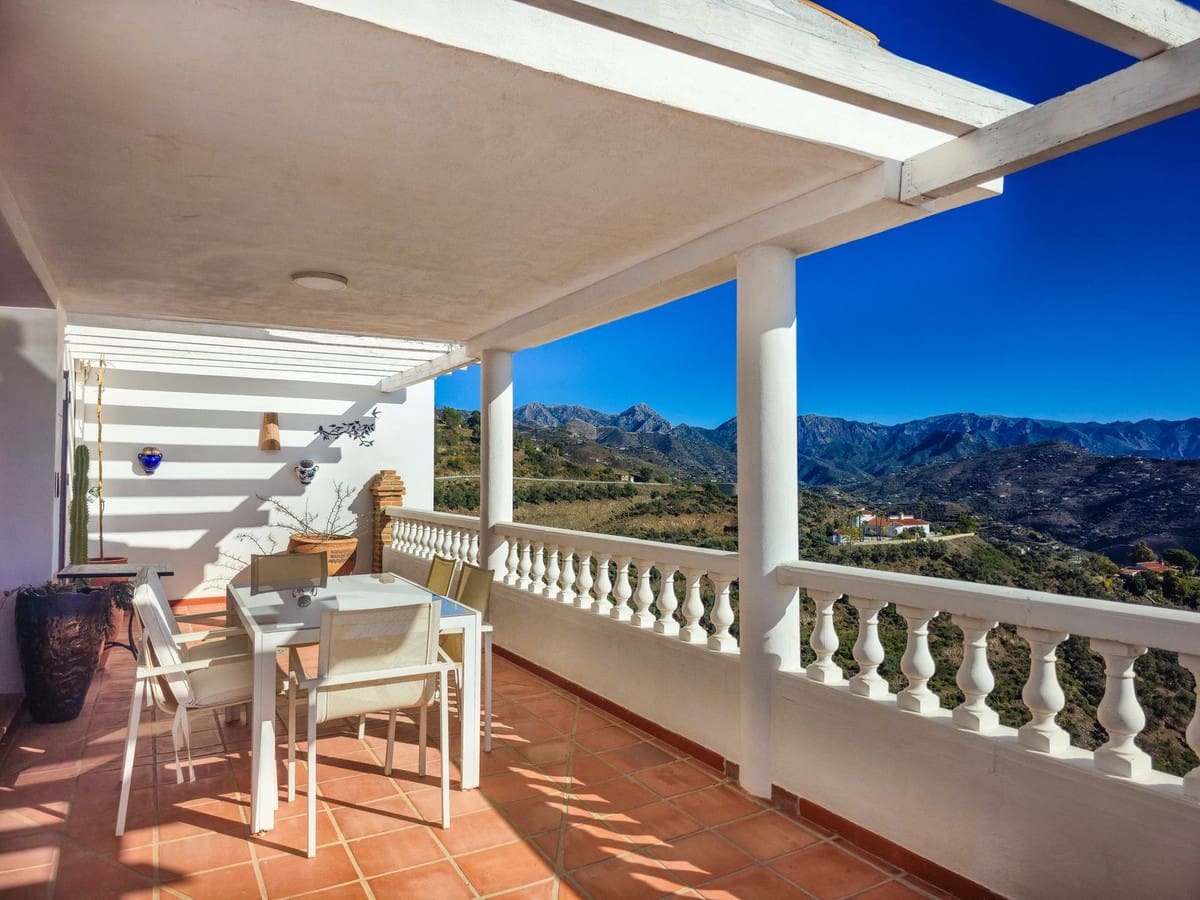 Chalet de 5 habitaciones en Sayalonga en venta con piscina garaje - 775.000 € (Ref: 9783271)