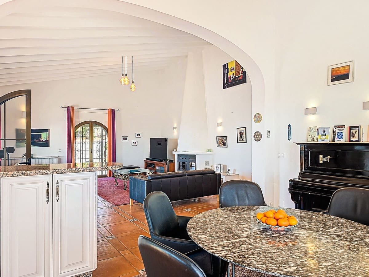 Chalet de 5 habitaciones en Sayalonga en venta con piscina garaje - 775.000 € (Ref: 9783271)