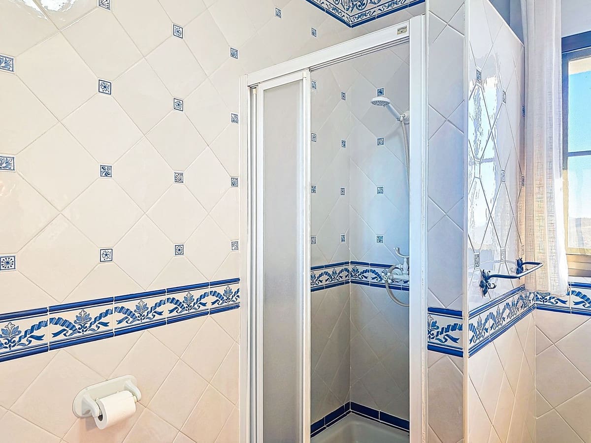 Chalet de 5 habitaciones en Sayalonga en venta con piscina garaje - 775.000 € (Ref: 9783271)