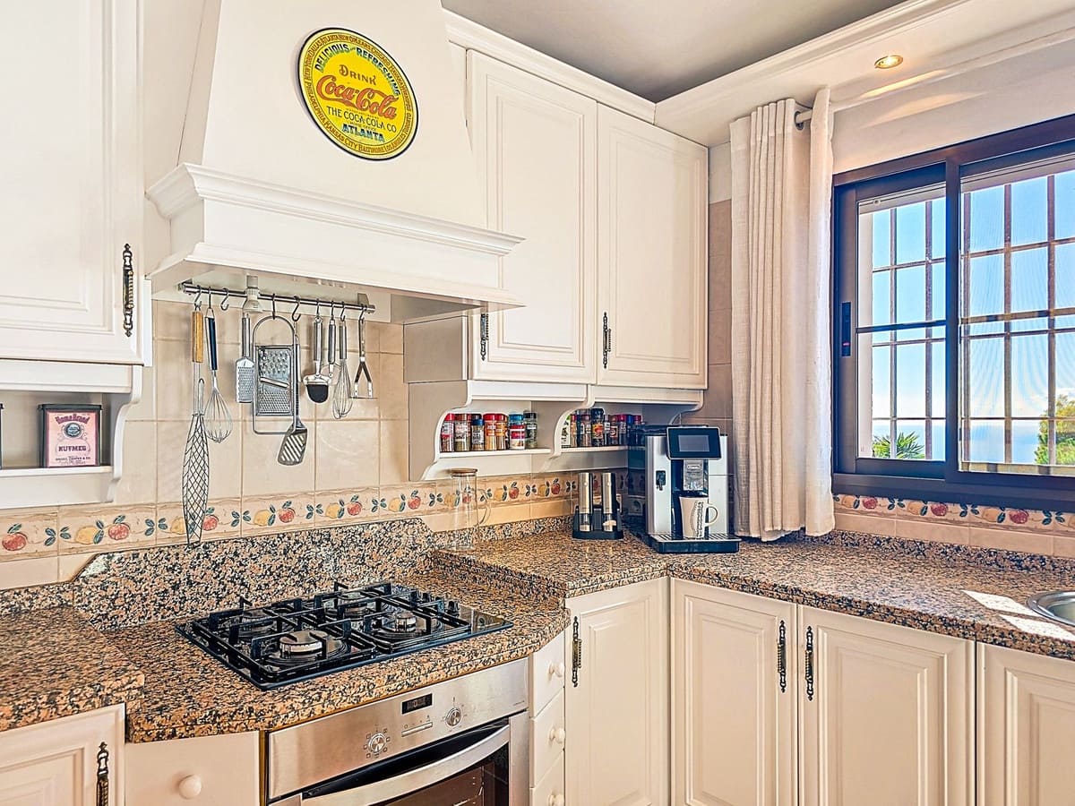 Chalet de 5 habitaciones en Sayalonga en venta con piscina garaje - 775.000 € (Ref: 9783271)