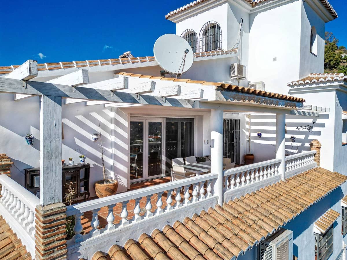 Chalet de 5 habitaciones en Sayalonga en venta con piscina garaje - 775.000 € (Ref: 9783271)