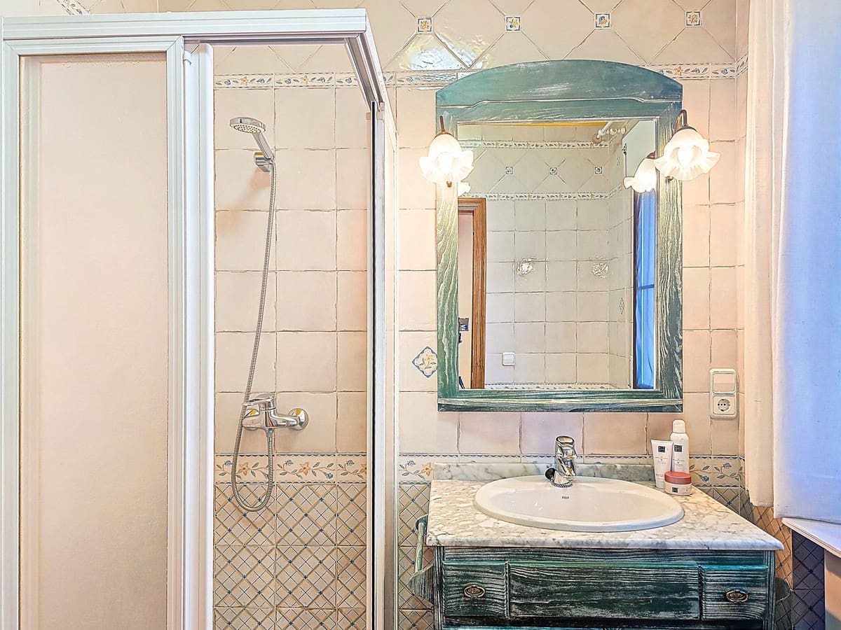 Chalet de 5 habitaciones en Sayalonga en venta con piscina garaje - 775.000 € (Ref: 9783271)