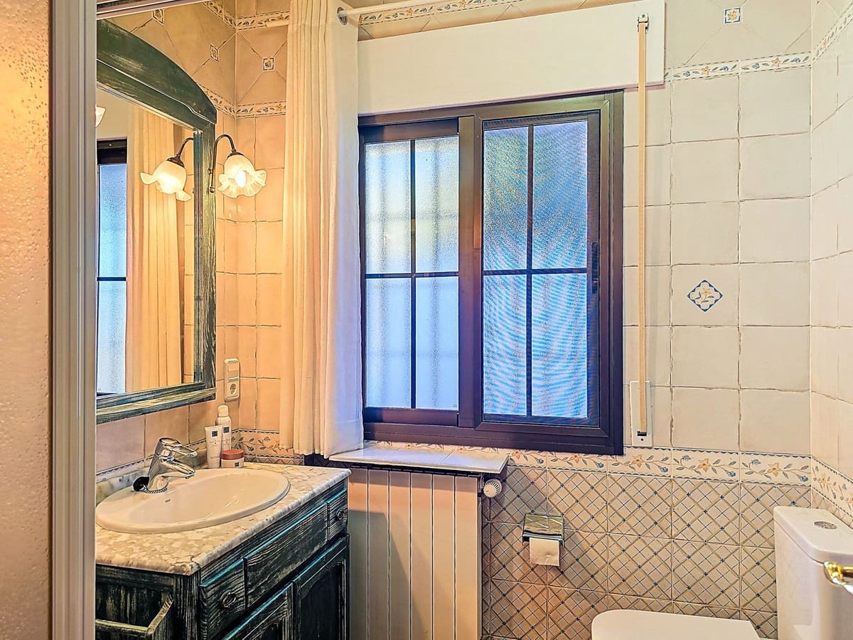 Chalet de 5 habitaciones en Sayalonga en venta con piscina garaje - 775.000 € (Ref: 9783271)