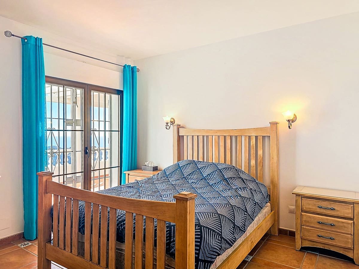 Chalet de 5 habitaciones en Sayalonga en venta con piscina garaje - 775.000 € (Ref: 9783271)