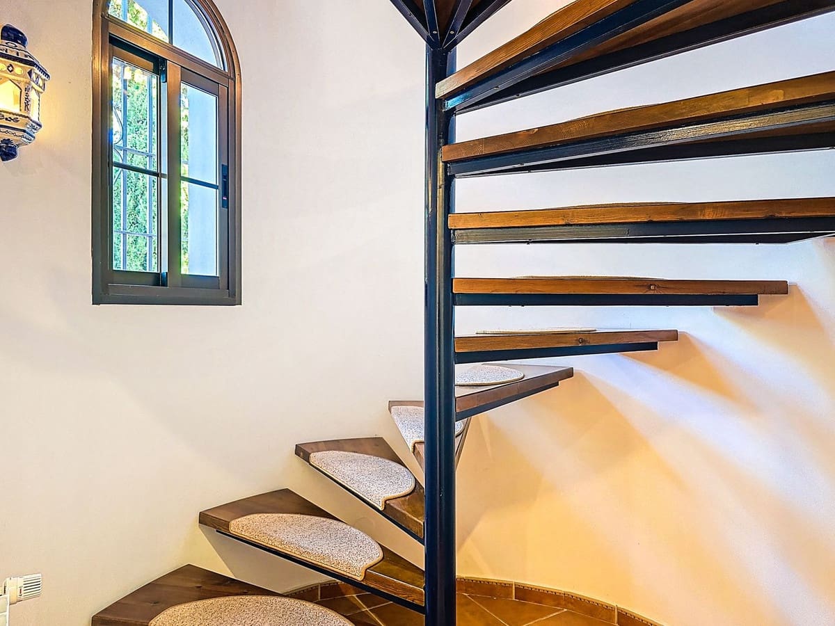 Chalet de 5 habitaciones en Sayalonga en venta con piscina garaje - 775.000 € (Ref: 9783271)