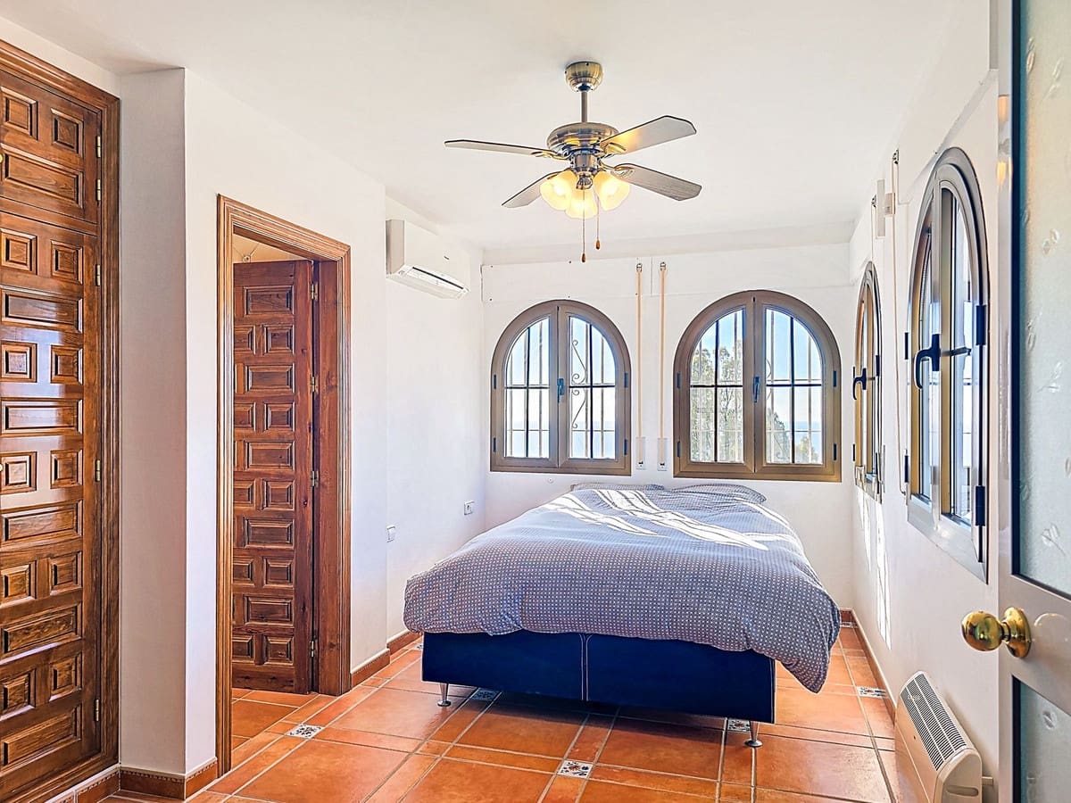 Chalet de 5 habitaciones en Sayalonga en venta con piscina garaje - 775.000 € (Ref: 9783271)