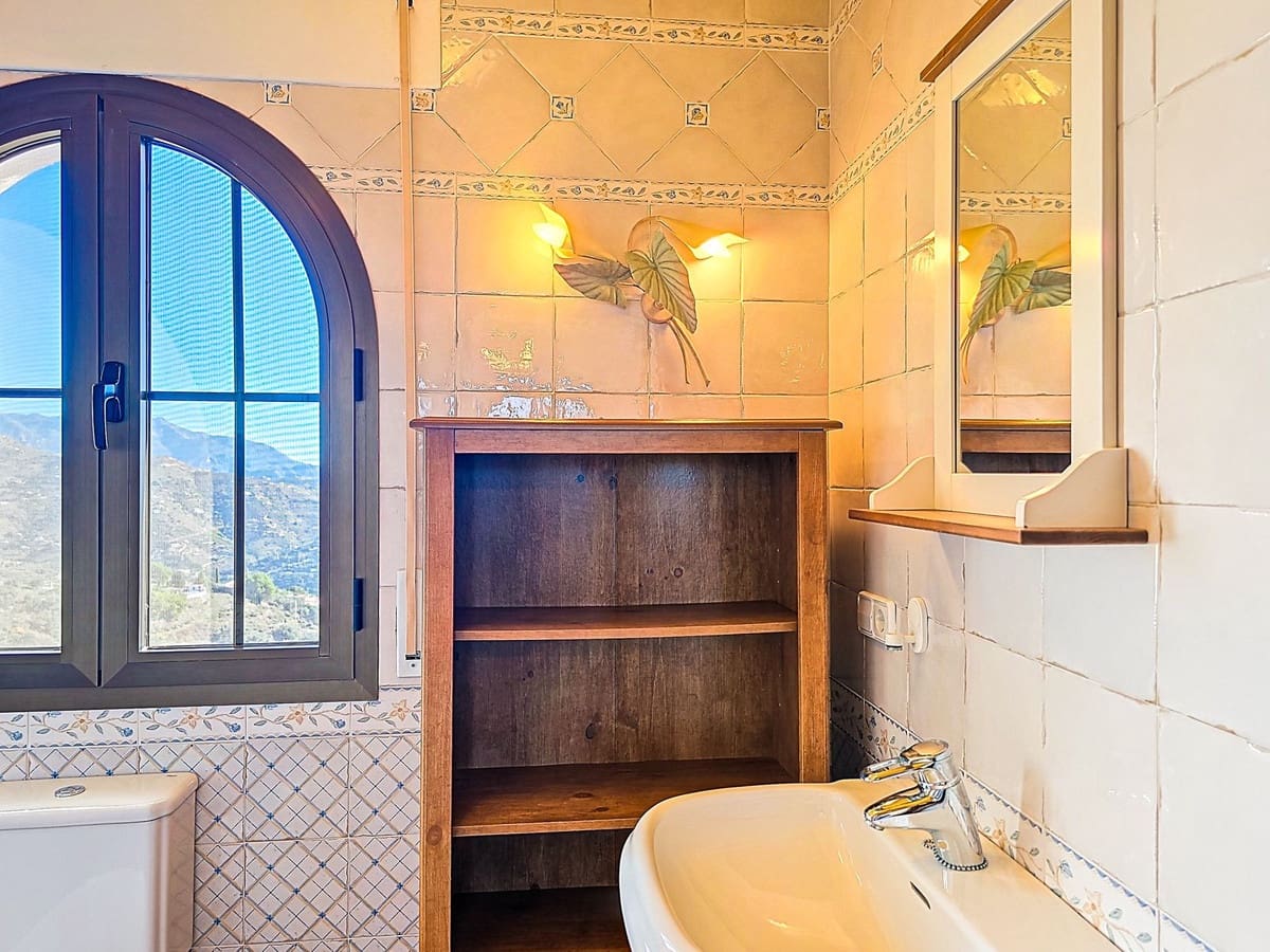 Chalet de 5 habitaciones en Sayalonga en venta con piscina garaje - 775.000 € (Ref: 9783271)