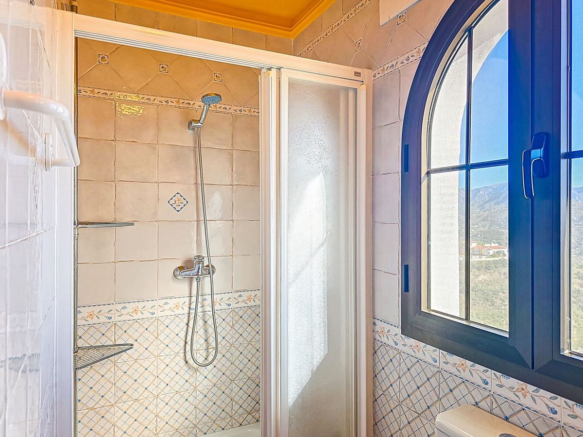 Chalet de 5 habitaciones en Sayalonga en venta con piscina garaje - 775.000 € (Ref: 9783271)