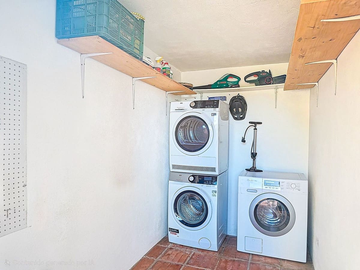 Chalet de 5 habitaciones en Sayalonga en venta con piscina garaje - 775.000 € (Ref: 9783271)