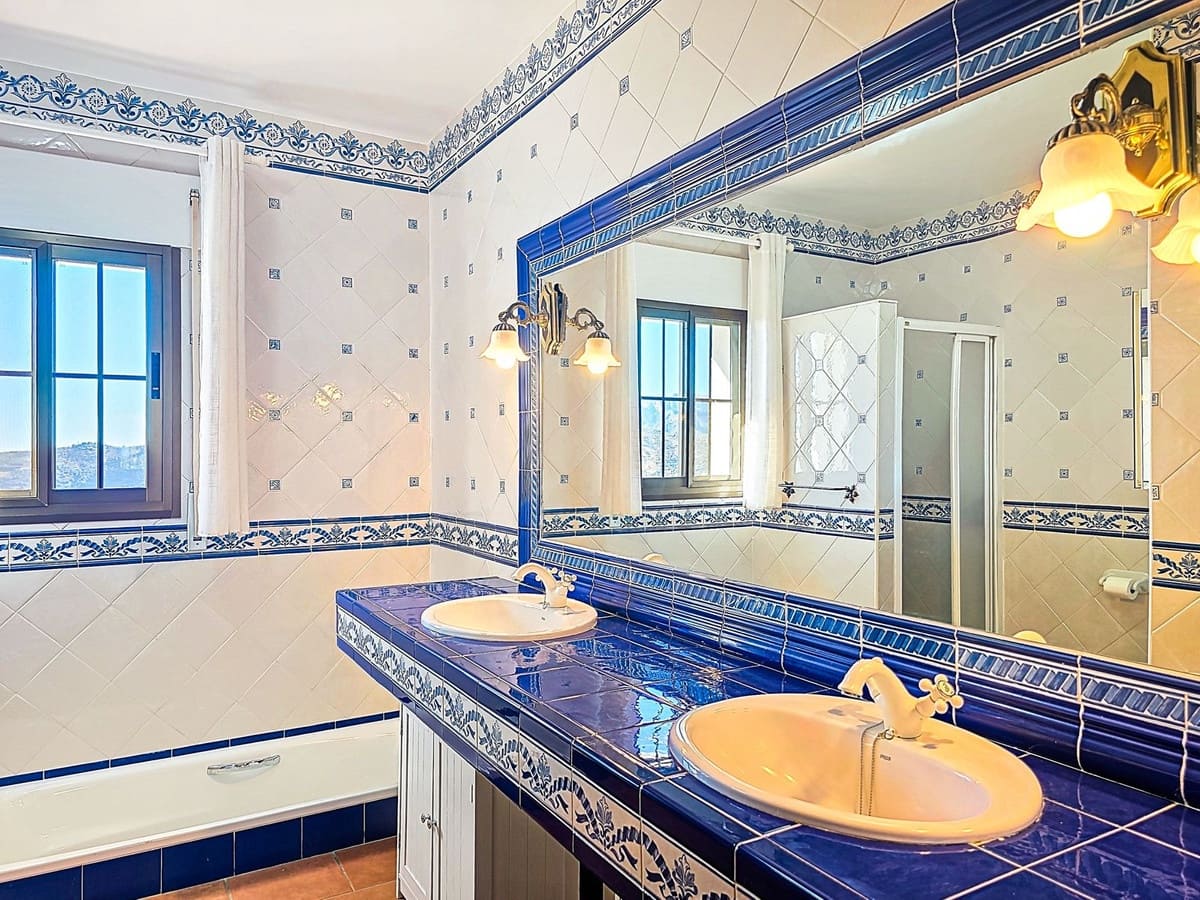 Chalet de 5 habitaciones en Sayalonga en venta con piscina garaje - 775.000 € (Ref: 9783271)