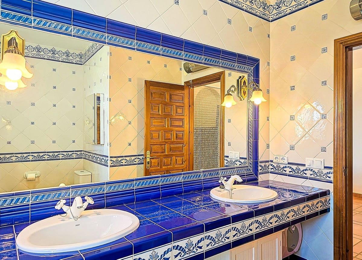 Chalet de 5 habitaciones en Sayalonga en venta con piscina garaje - 775.000 € (Ref: 9783271)