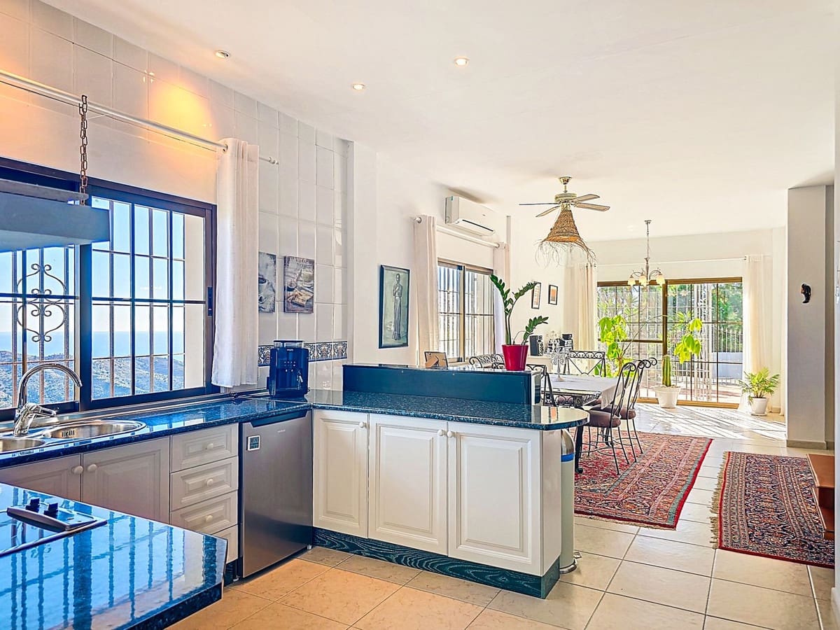 Chalet de 5 habitaciones en Sayalonga en venta con piscina garaje - 775.000 € (Ref: 9783271)