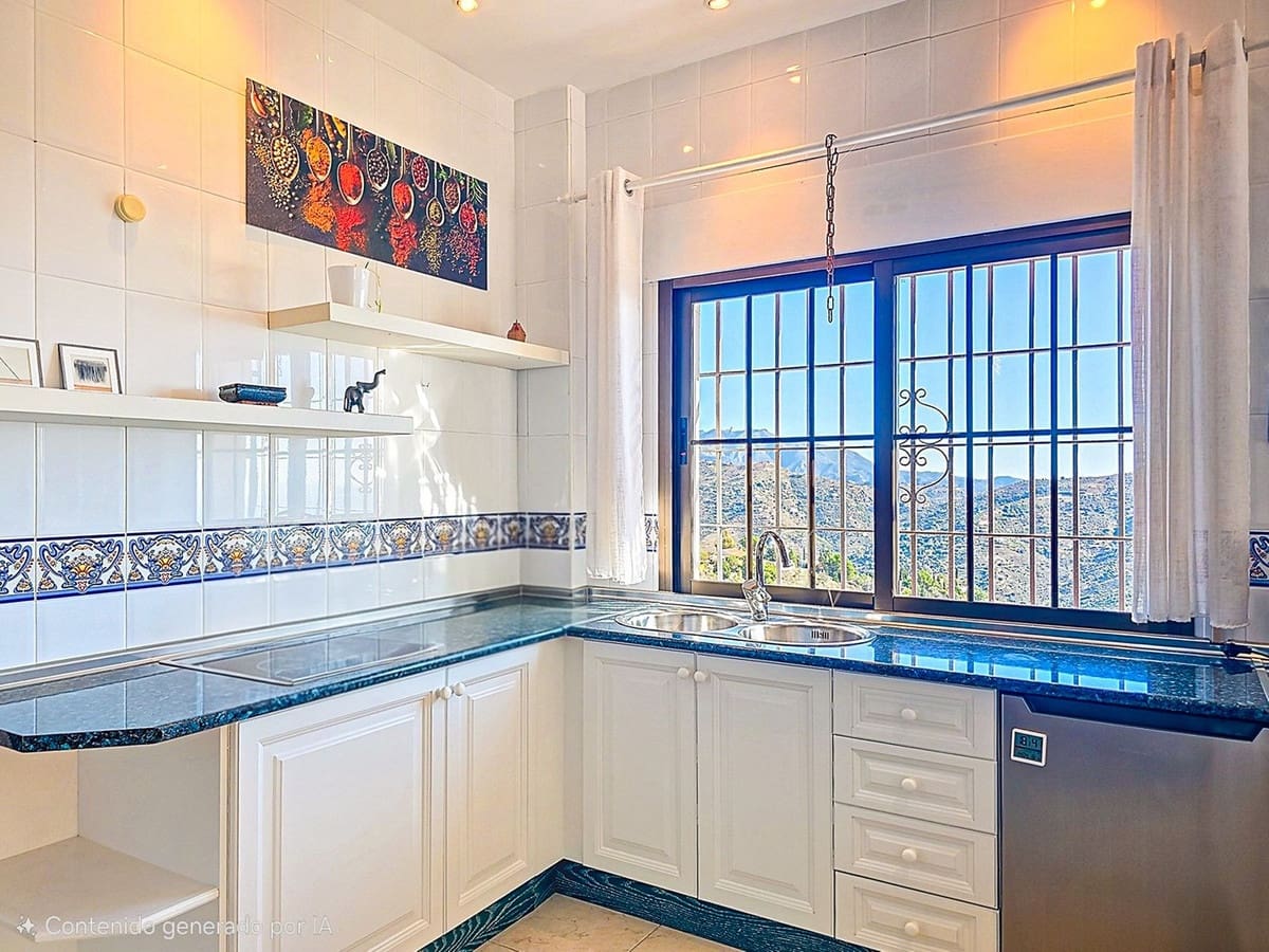 Chalet de 5 habitaciones en Sayalonga en venta con piscina garaje - 775.000 € (Ref: 9783271)