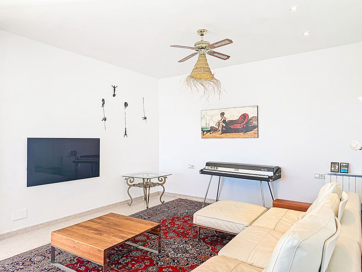 Chalet de 5 habitaciones en Sayalonga en venta con piscina garaje - 775.000 € (Ref: 9783271)