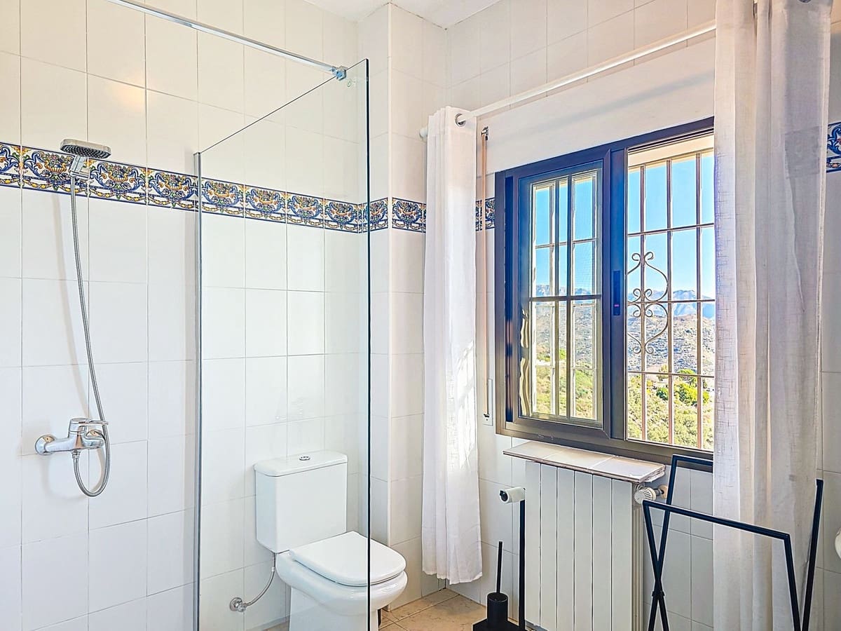 Chalet de 5 habitaciones en Sayalonga en venta con piscina garaje - 775.000 € (Ref: 9783271)