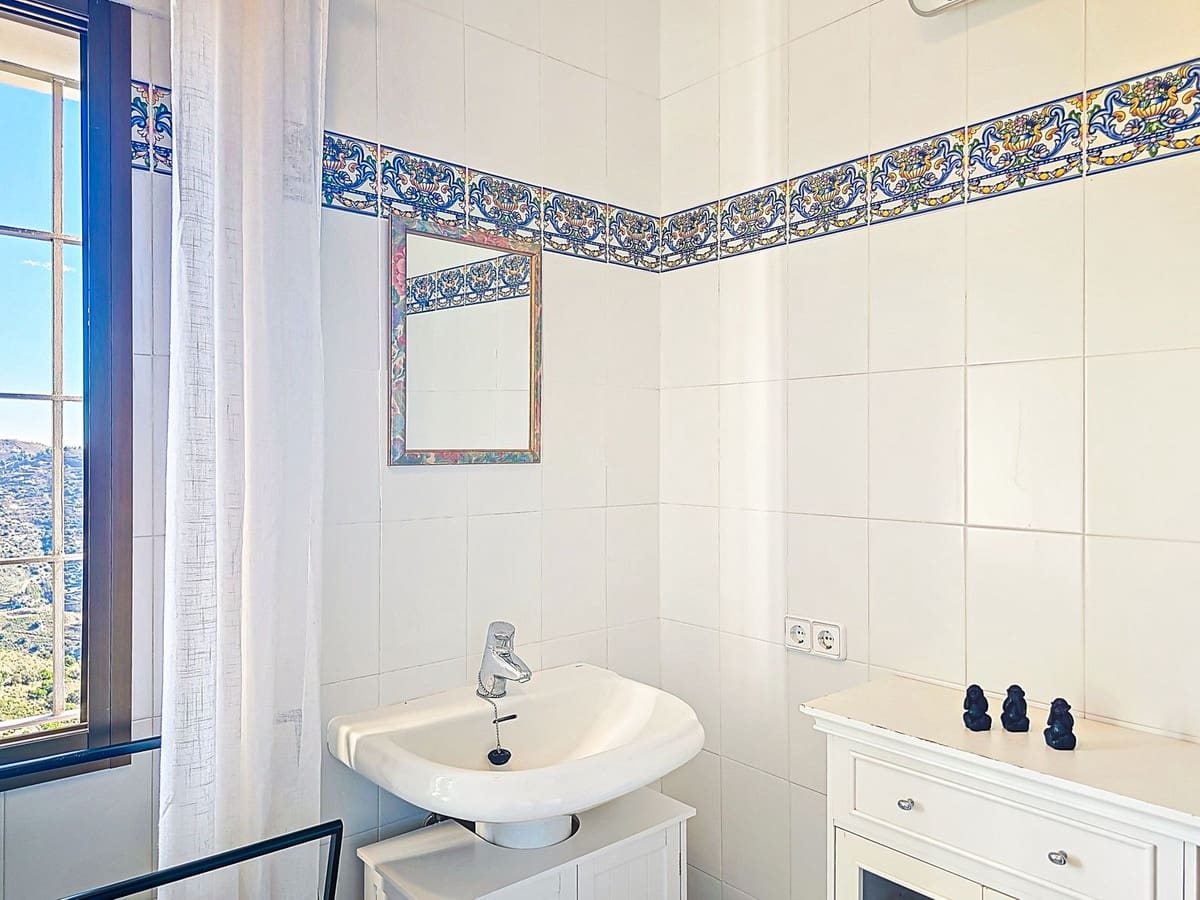 Chalet de 5 habitaciones en Sayalonga en venta con piscina garaje - 775.000 € (Ref: 9783271)