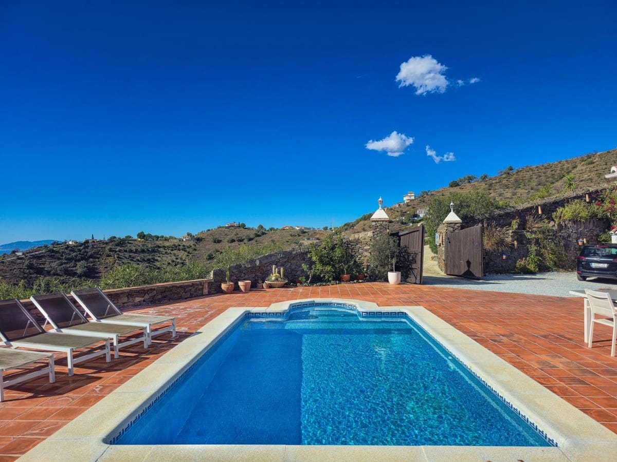 Chalet de 5 habitaciones en Sayalonga en venta con piscina garaje - 775.000 € (Ref: 9783271)