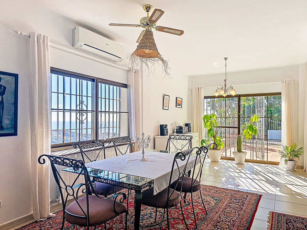 Chalet de 5 habitaciones en Sayalonga en venta con piscina garaje - 775.000 € (Ref: 9783271)