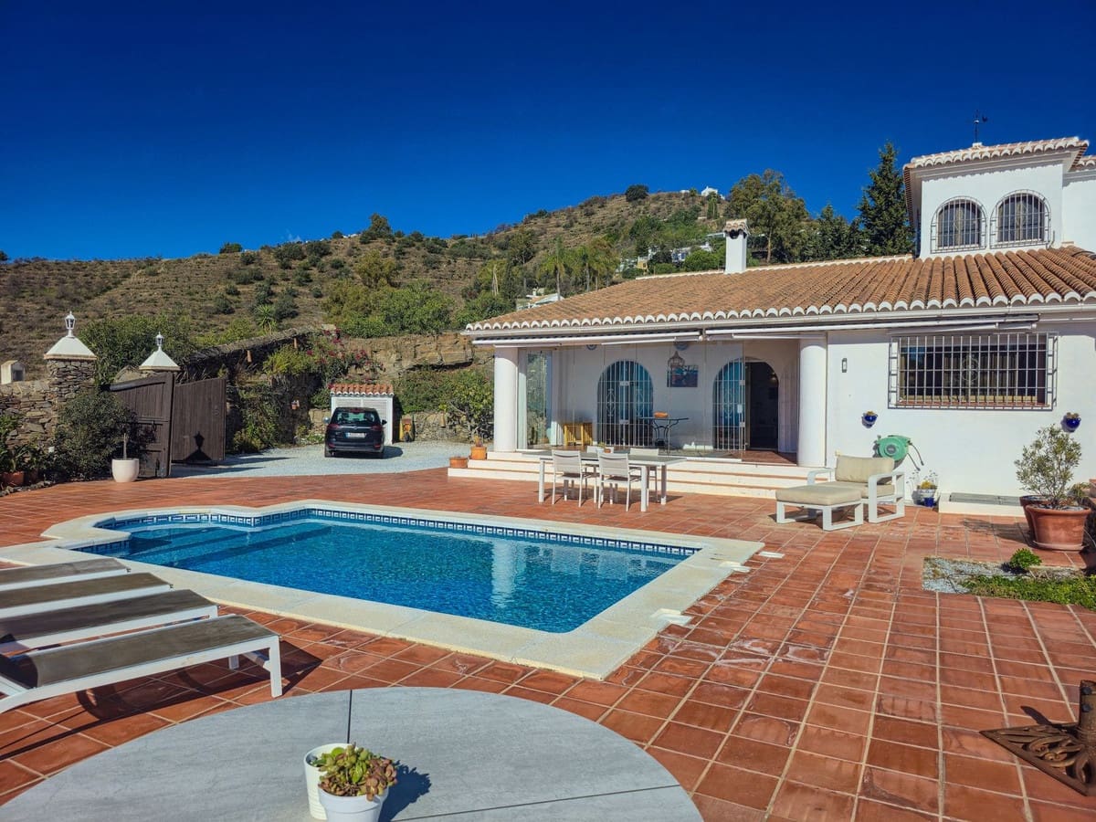 Chalet de 5 habitaciones en Sayalonga en venta con piscina garaje - 775.000 € (Ref: 9783271)