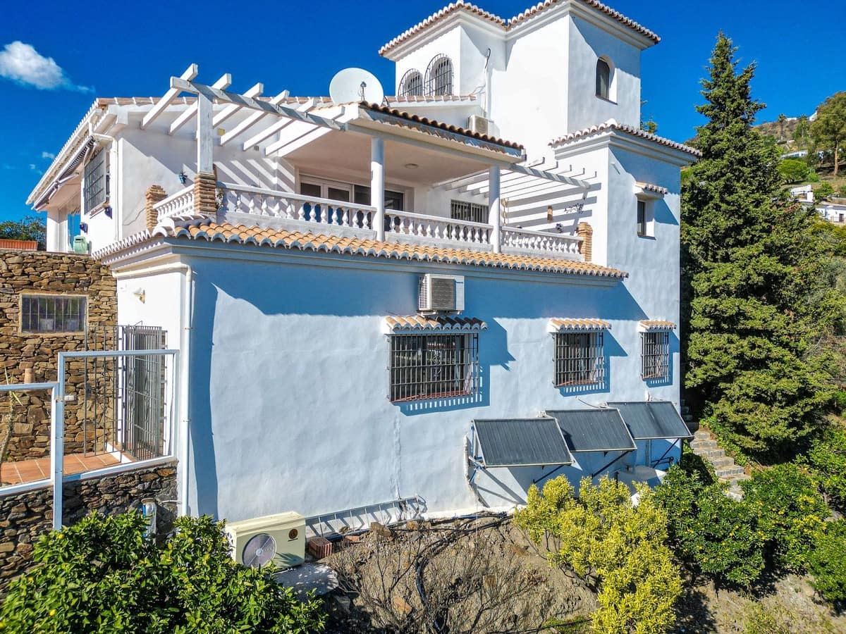 Chalet de 5 habitaciones en Sayalonga en venta con piscina garaje - 775.000 € (Ref: 9783271)