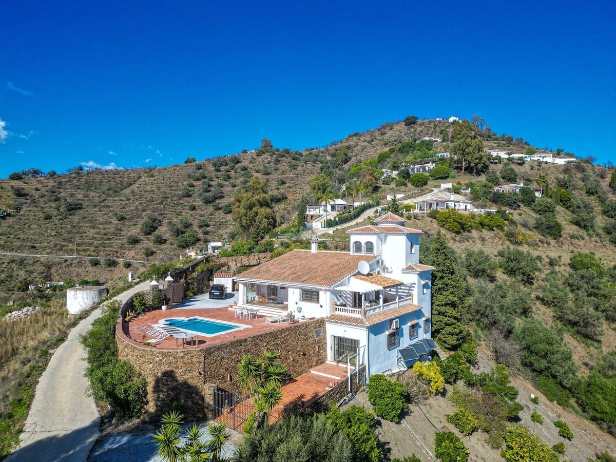 Chalet de 5 habitaciones en Sayalonga en venta con piscina garaje - 775.000 € (Ref: 9783271)