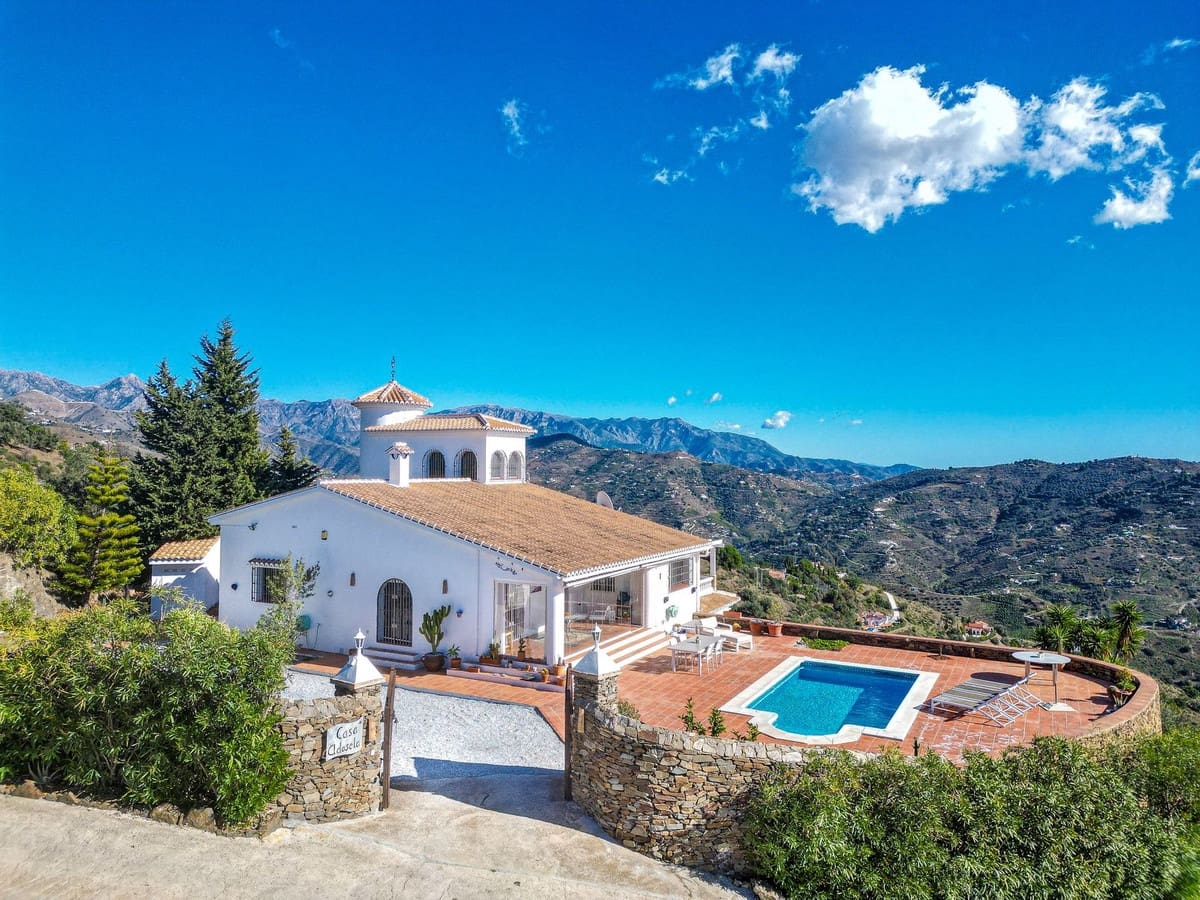 Chalet de 5 habitaciones en Sayalonga en venta con piscina garaje - 775.000 € (Ref: 9783271)