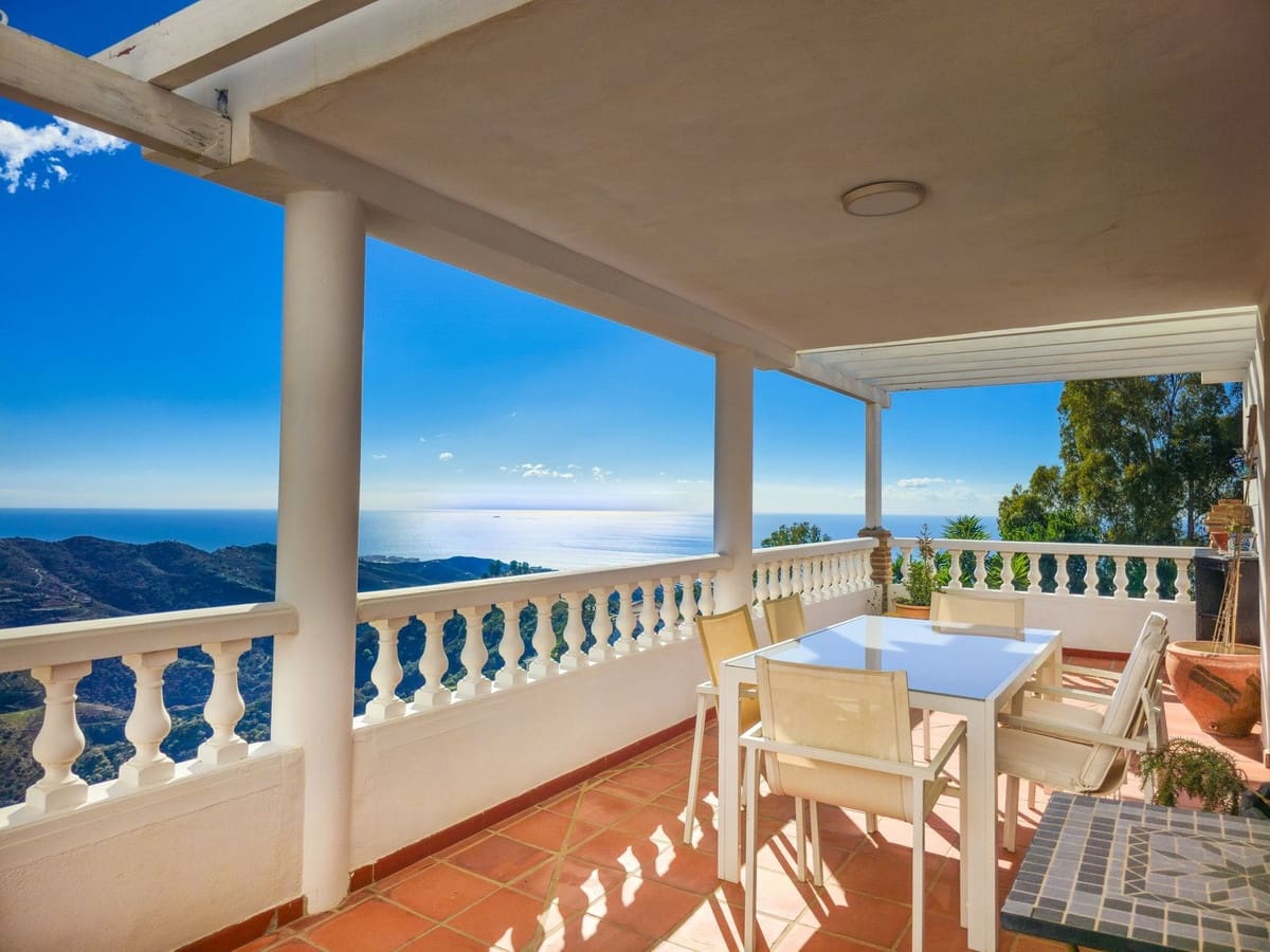 5 slaapkamer Villa te koop in Sayalonga met zwembad garage - € 775.000 (Ref: 9783271)