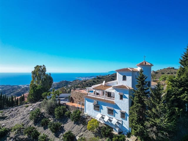 5 soveværelse Villa til salg i Sayalonga med swimmingpool garage - € 775.000 (Ref: 9783271)