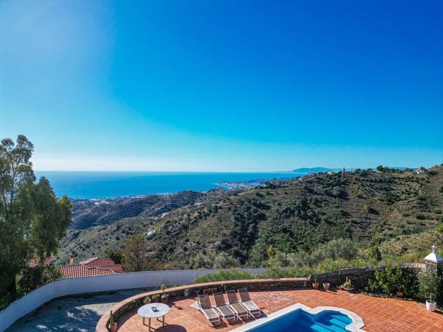 5 soveværelse Villa til salg i Sayalonga med swimmingpool garage - € 775.000 (Ref: 9783271)