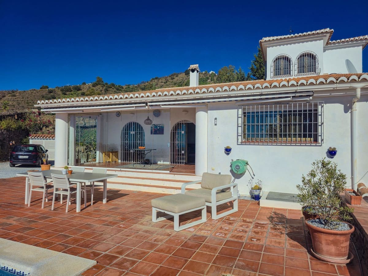 5 slaapkamer Villa te koop in Sayalonga met zwembad garage - € 775.000 (Ref: 9783271)