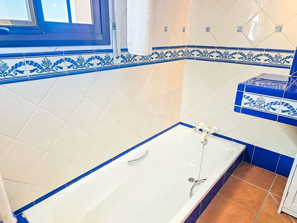 5 slaapkamer Villa te koop in Sayalonga met zwembad garage - € 775.000 (Ref: 9783271)