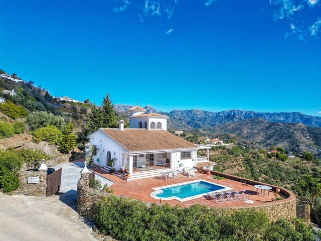 5 soveværelse Villa til salg i Sayalonga med swimmingpool garage - € 775.000 (Ref: 9783271)