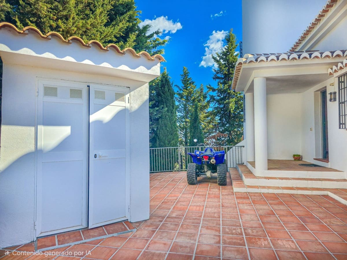 5 slaapkamer Villa te koop in Sayalonga met zwembad garage - € 775.000 (Ref: 9783271)