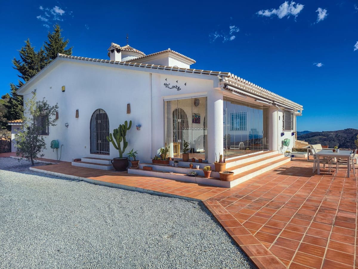 5 slaapkamer Villa te koop in Sayalonga met zwembad garage - € 775.000 (Ref: 9783271)