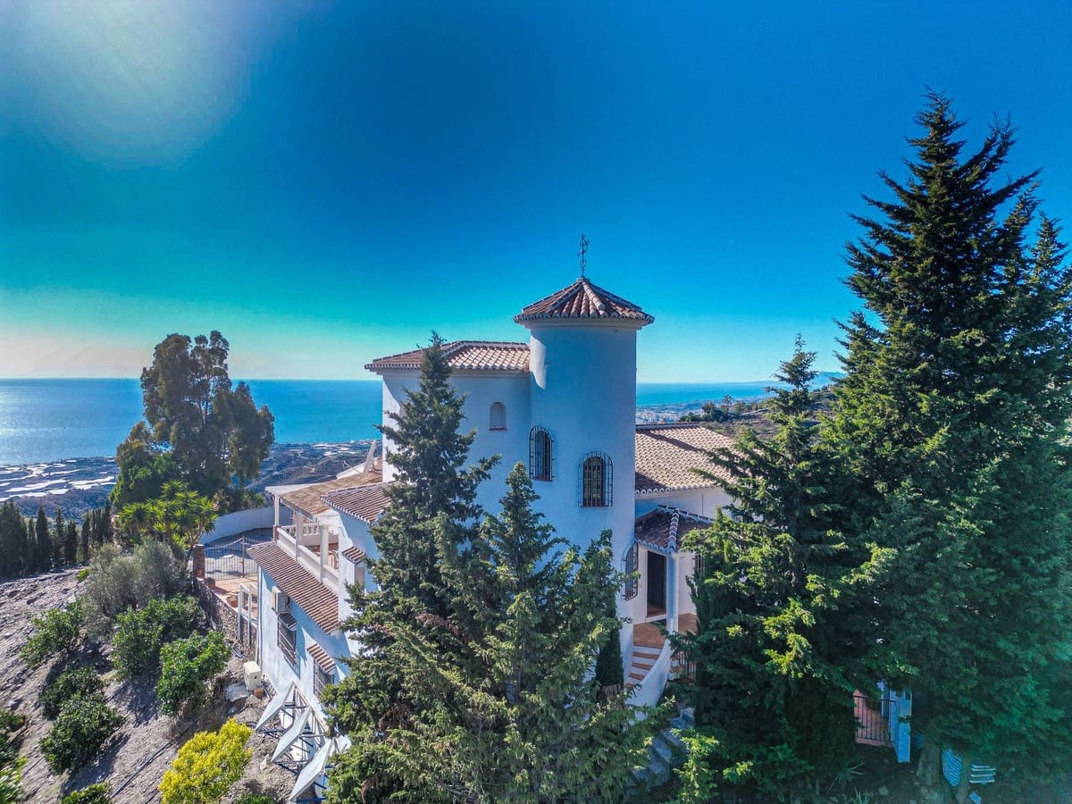 5 slaapkamer Villa te koop in Sayalonga met zwembad garage - € 775.000 (Ref: 9783271)
