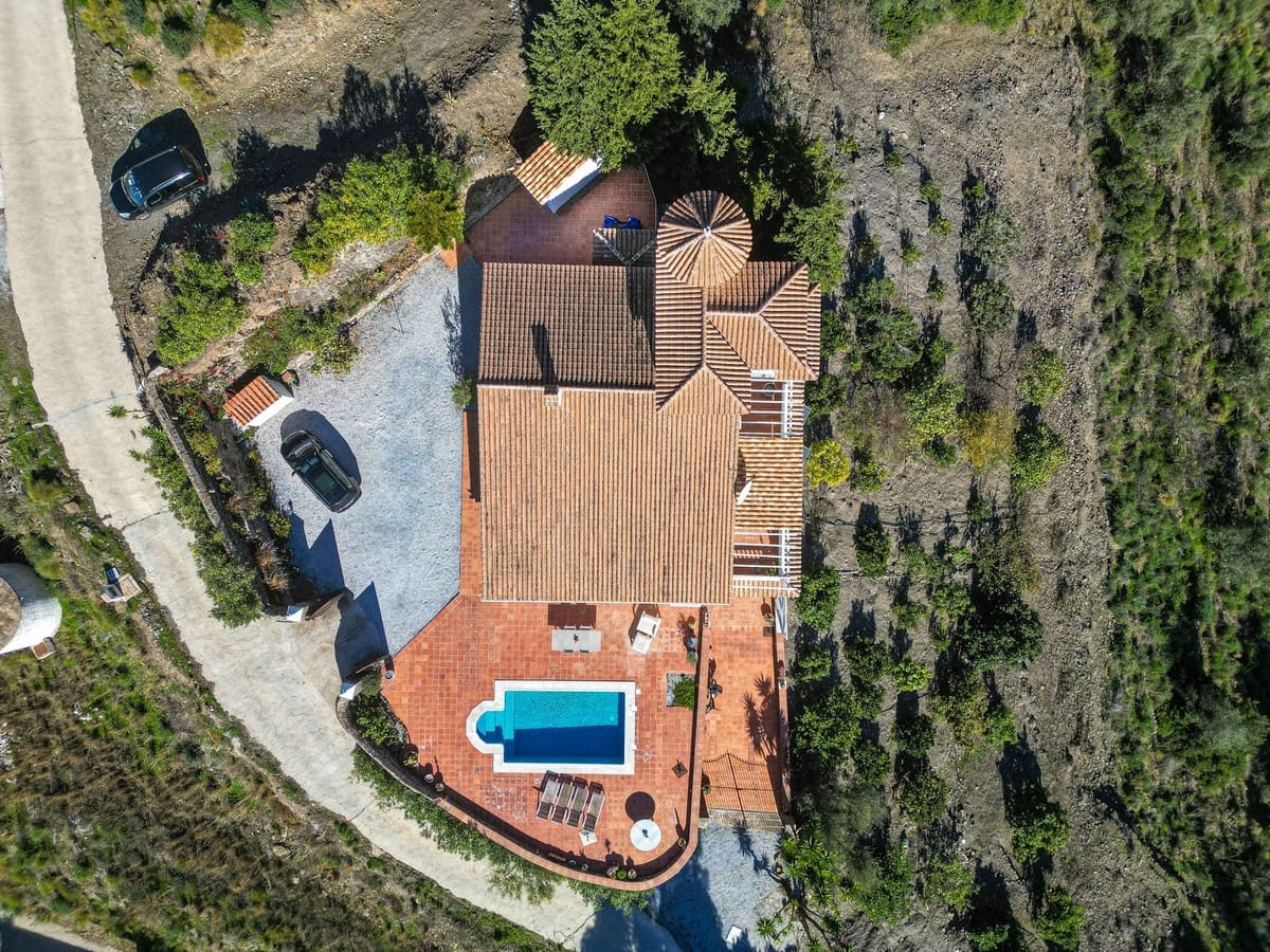 5 slaapkamer Villa te koop in Sayalonga met zwembad garage - € 775.000 (Ref: 9783271)