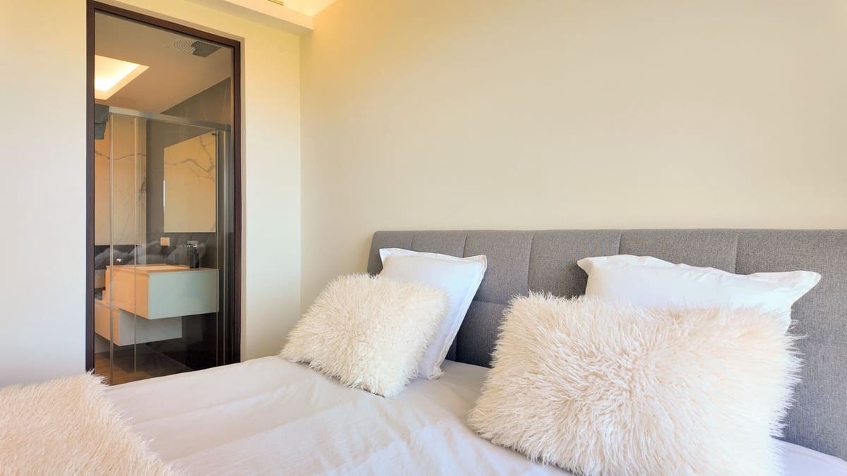 2 bedroom Apartment for sale in Benahavis with pool garage - € 850,000 (Ref: 9783436)