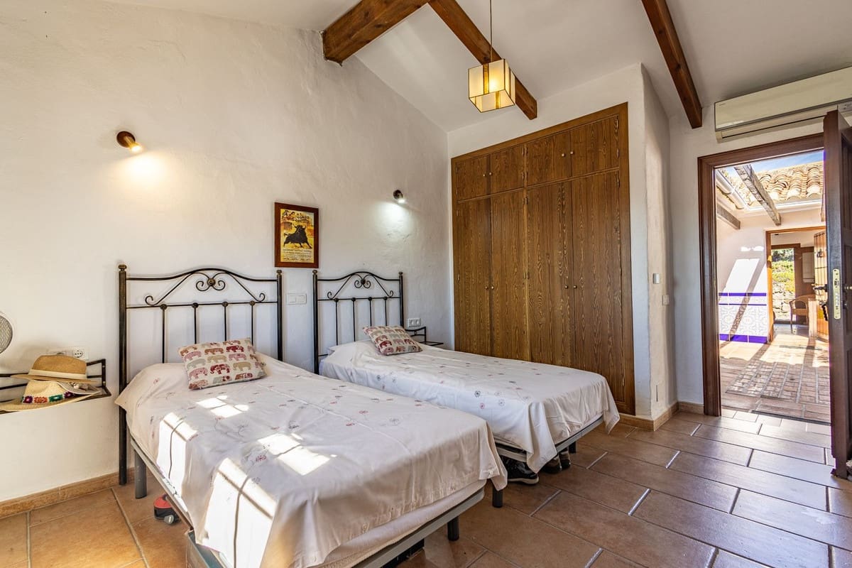4 sovrum Finca/Hus på landet till salu i Canillas de Aceituno med pool garage - 545 000 € (Ref: 9783606)