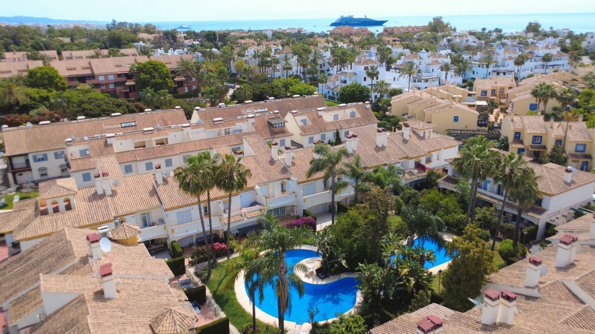 4 bedroom Townhouse for sale in San Pedro de Alcantara with pool garage - € 790,000 (Ref: 9793320)