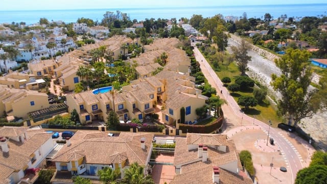 4 bedroom Townhouse for sale in San Pedro de Alcantara, Marbella with pool garage - € 849,000 (Ref: 9793320)