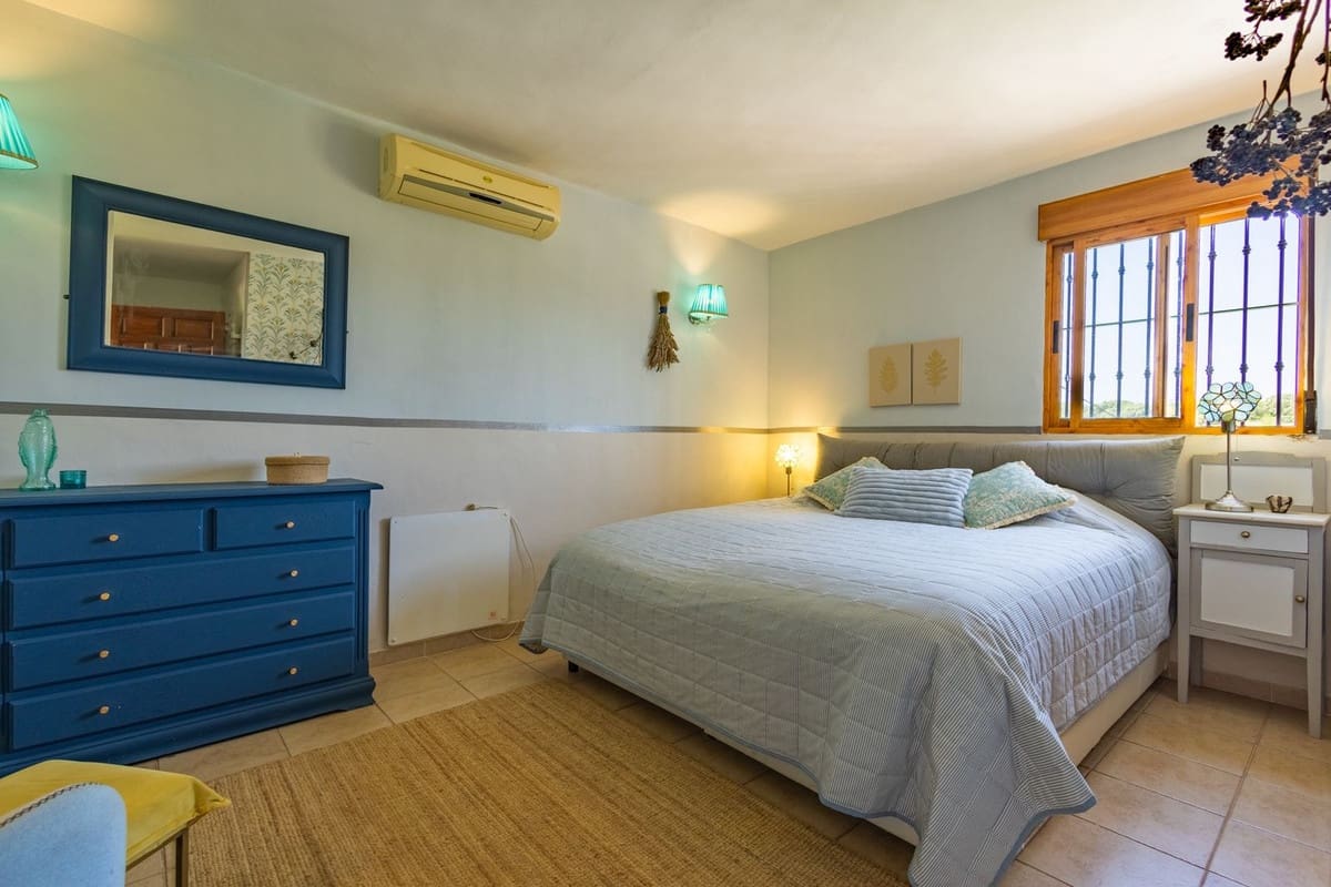 6 soveværelse Villa til salg i Archidona med swimmingpool garage - € 480.000 (Ref: 9795613)