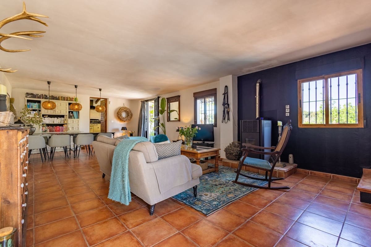 6 soveværelse Villa til salg i Archidona med swimmingpool garage - € 480.000 (Ref: 9795613)