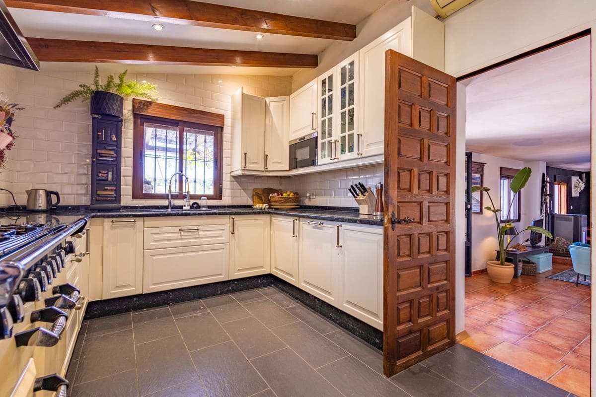 6 soveværelse Villa til salg i Archidona med swimmingpool garage - € 480.000 (Ref: 9795613)