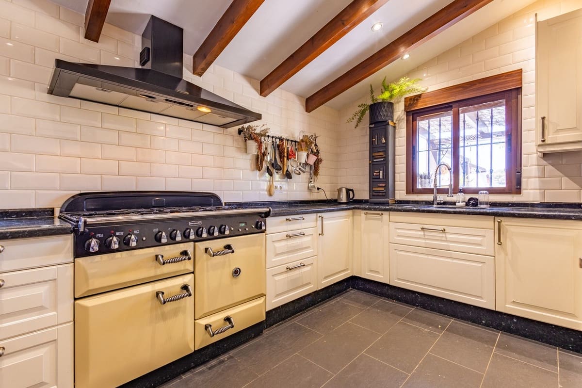 6 soveværelse Villa til salg i Archidona med swimmingpool garage - € 480.000 (Ref: 9795613)