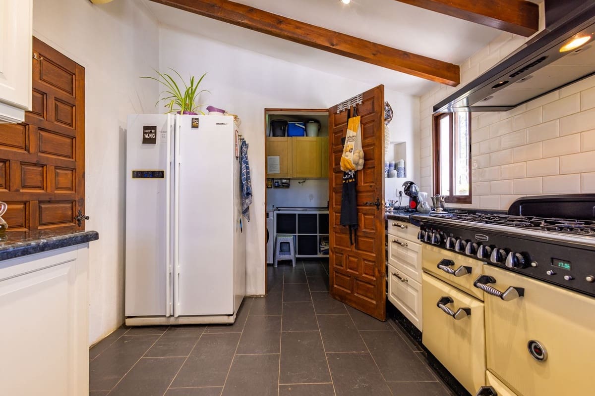 6 soveværelse Villa til salg i Archidona med swimmingpool garage - € 480.000 (Ref: 9795613)