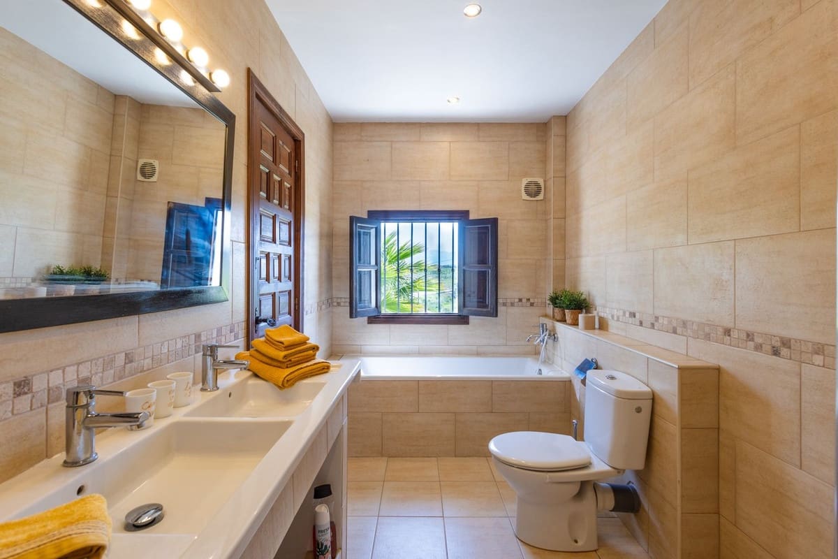 6 soveværelse Villa til salg i Archidona med swimmingpool garage - € 480.000 (Ref: 9795613)